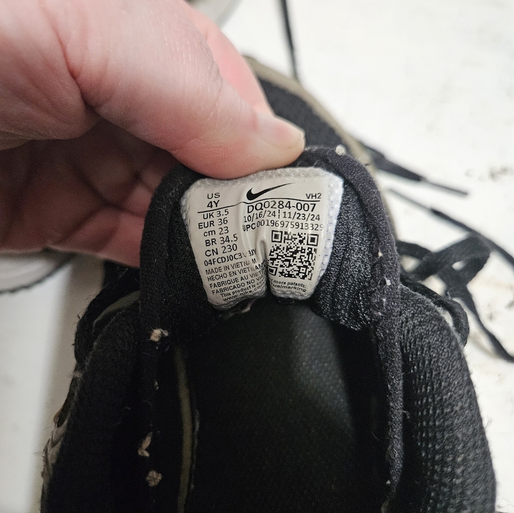 Nike Airmax SYSTM Boys 4Y Black/Dark Stucco/Black/Saturn Gold! - Picture 8 of 8